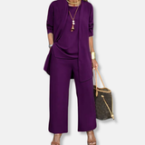 Traje de mujer: Chaqueta abierta y fluida, pantalón ancho, tejido suave y transpirable.