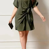 Elegante vestido cruzado con cinturón ajustable para mujer.