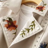 Chaqueta de cuero para mujer – Corte entallado – Bordado floral – Estilo motero con tachuelas