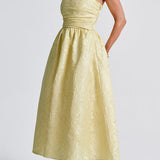 Elegante vestido de noche sin tirantes
