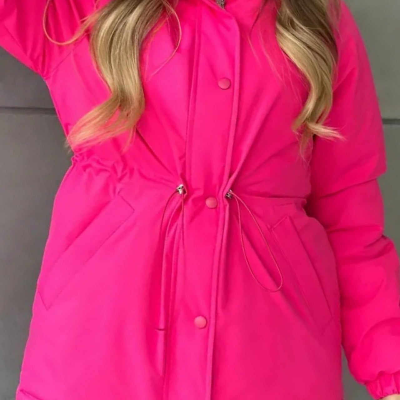 Chaqueta deportiva de ocio y exterior con cintura ajustable con cordón, ideal para montañismo y actividades al aire libre.