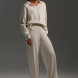 Conjunto de dos piezas: jersey polo de punto y pantalón ancho.