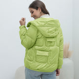 Chaqueta acolchada de colores brillantes con cuello alto.
