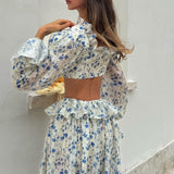 Conjunto de dos piezas: top corto con escote cuadrado y volantes para atar en la parte delantera, pantalón jogging de tiro bajo y top corto floral con volantes.