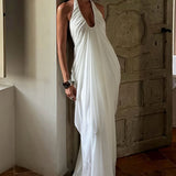 Vestido largo de tul con amplio escote en pico y volantes, espalda abierta y escote en pico.