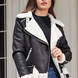 Chaqueta de ante forrada con piel de oveja y con cinturón.