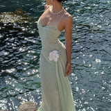 Vestido largo de tirantes finos en encaje y malla, adornado con flores 3D y ajustado a la cintura.