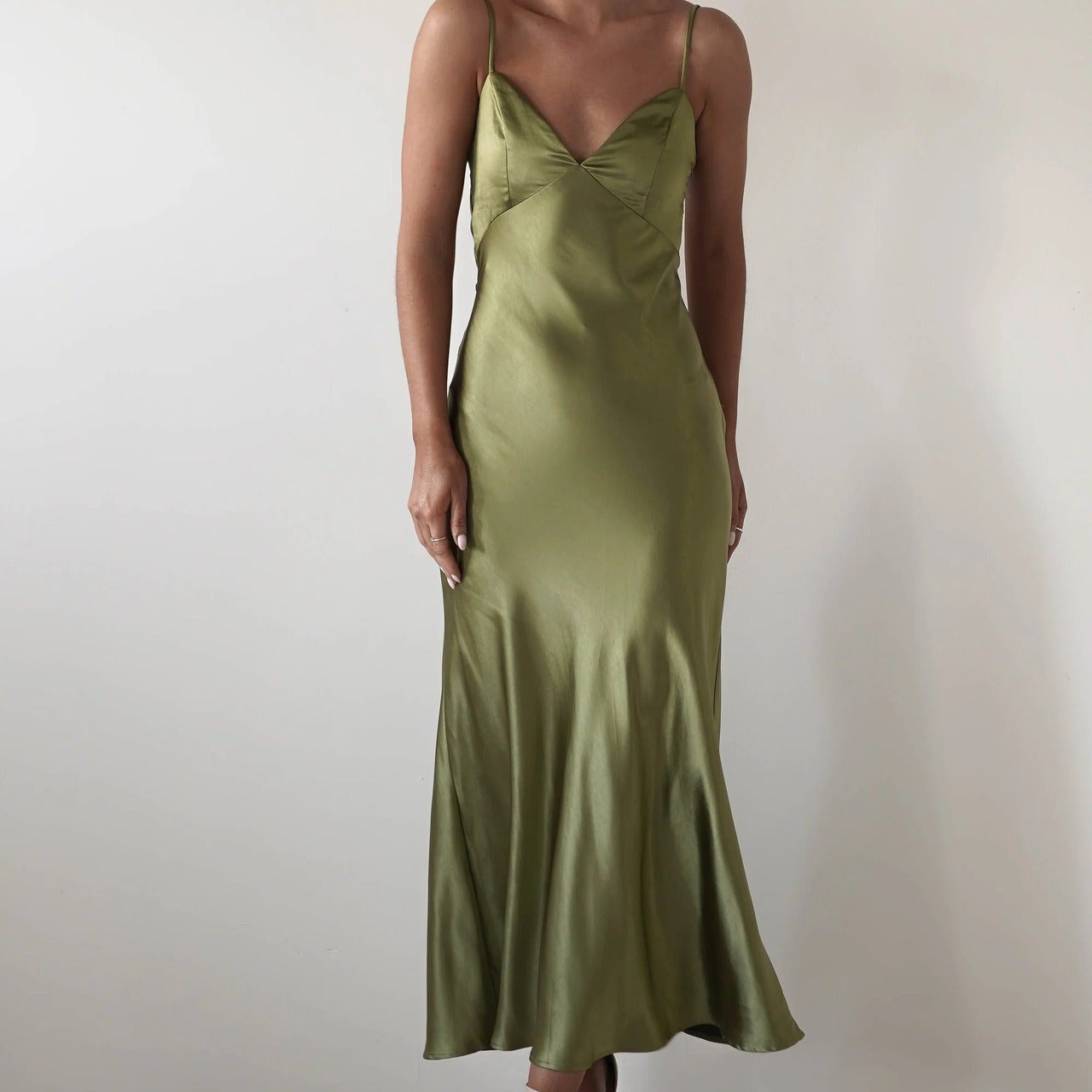 Vestido de noche de satén con espalda abierta y detalle de lazo.