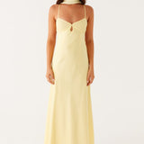 Vestido largo de satén con escote en pico y espalda abierta