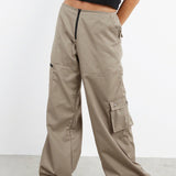 Pantalones cargo de cintura alta y pierna ancha con múltiples bolsillos