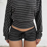 Blusa holgada con rayas estampadas y hombros asimétricos.
