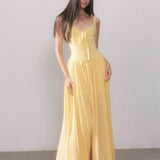 Vestido largo fluido con abertura y tirantes finos en malla de encaje.