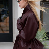 Gabardina de cuero con cuello alto