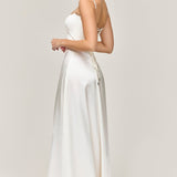 Elegante vestido de noche largo con tirantes finos y espalda escotada.