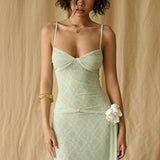 Vestido largo de tirantes finos en encaje y malla, adornado con flores 3D y ajustado a la cintura.