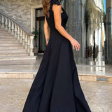 Vestido de noche largo y elegante sin mangas.