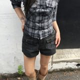 Blusa camuflaje de manga larga, cintura entallada y talle corto.