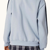 Sudadera holgada de cuello alto con cierre de cremallera y letras bordadas.