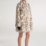 Gabardina de piel sintética con estampado de leopardo