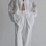 Blusa blanca vintage de alta gama con cuello y corte holgado.