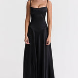 Elegante vestido de noche largo con tirantes finos y espalda escotada.