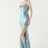 Vestido maxi sirena con lentejuelas y tirantes cruzados, escote en pico.
