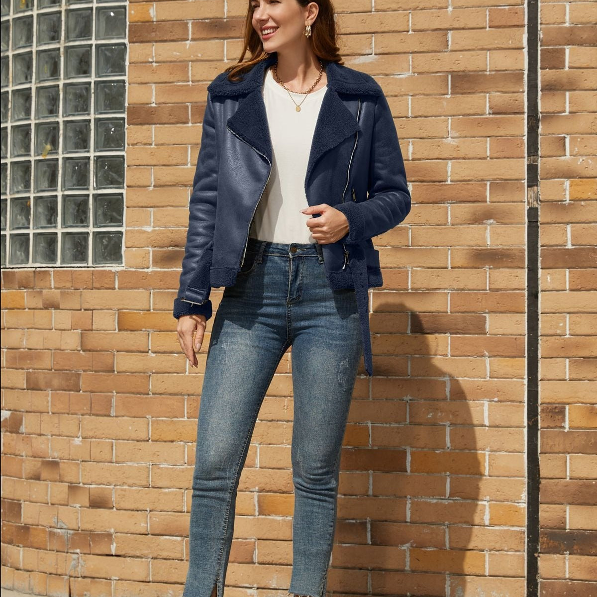 Chaqueta de ante forrada con piel de oveja y con cinturón.