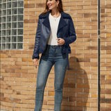 Chaqueta de ante forrada con piel de oveja y con cinturón.