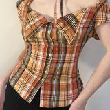 Blusa corta de cuadros, cintura ajustada, cuello con lazo y botones en la parte delantera.