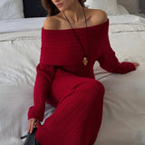 Elegante y minimalista vestido largo con hombros descubiertos en tejido de punto liso.