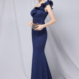 Vestido de noche largo estilo sirena con hombros descubiertos