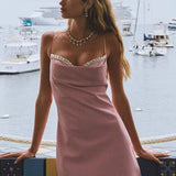 Vestido de noche corto de trapecio con tirantes de pedrería