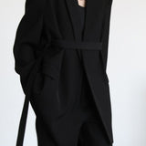Blazer con hombreras y cinturón