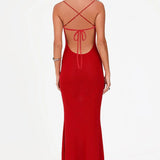 Vestido largo sexy con tirantes finos y espalda abierta adornada con diamantes de imitación.