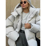 Chaqueta acolchada para mujer – Corte oversize – Repelente al agua – Capucha con cierre a presión – Largo medio