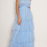 Vestido de noche de tul azul con volantes y capas