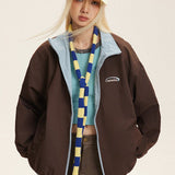 Chaqueta reversible con cuello alto y bloques de color.