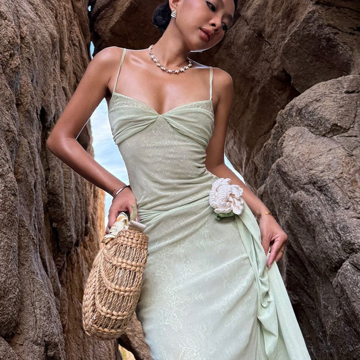 Vestido largo de tirantes finos en encaje y malla, adornado con flores 3D y ajustado a la cintura.