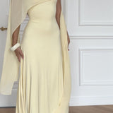 Elegante vestido largo con tirantes tipo chal y cinturón liso.