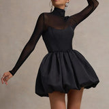 Elegante minivestido ajustado con dobladillo de malla abullonada, estilo sofisticado.