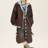 Chaqueta reversible con cuello alto y bloques de color.