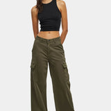 Pantalones cargo de cintura alta con cordón y bolsillos.