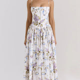 Elegante vestido largo con delicadas flores y camisolas de cuento de hadas.