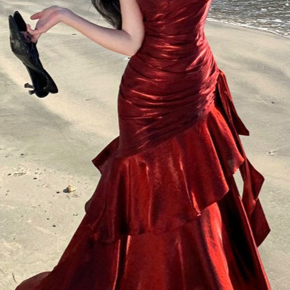 Vestido de noche de satén con volantes