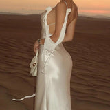 Elegante vestido largo sin espalda en satén floral liso