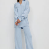 Conjunto de dos piezas: jersey polo de punto y pantalón ancho.