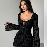 Vestido corto de manga larga, estampado de flores flocadas y adornado con un lazo calado.