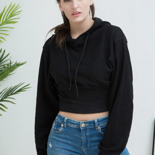 Top corto con capucha, ajustado a la cintura, estilo casual.