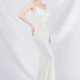 Elegante vestido largo con lentejuelas y tirantes finos.