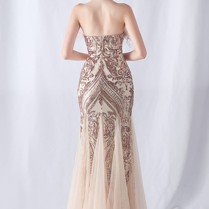 Vestido de noche con lentejuelas y plumas de avestruz